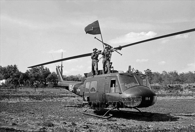 Quân Giải phóng tiến vào sân bay Hòa Bình ở thị xã Buôn Ma Thuột (tháng 3/1975). Ảnh: TTXVN