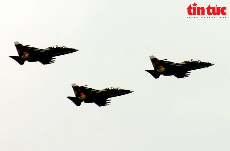 Biên đội Yak-130 bay theo đội hình ngang qua lễ đài.