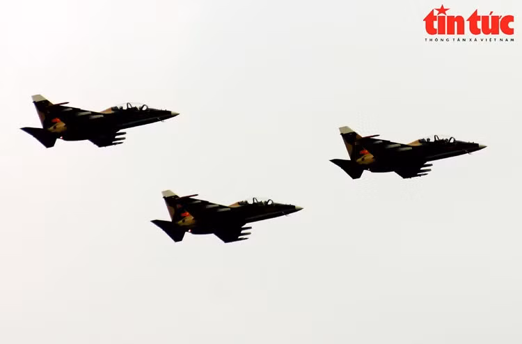 Biên đội Yak-130 bay theo đội hình ngang qua lễ đài.