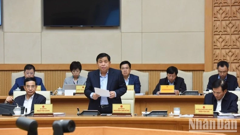 Bộ trưởng Kế hoạch và Đầu tư Nguyễn Chí Dũng phát biểu ý kiến tại phiên họp (Ảnh: Trần Hải).