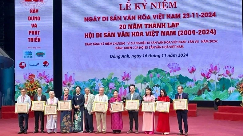 Trao tặng Bằng khen cho các đơn vị trực thuộc Hội.