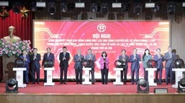 Lãnh đạo TP Hà Nội cùng các đại biểu khai trương ứng dụng chuyển đổi số dùng chung toàn Thành phố. Ảnh: QP