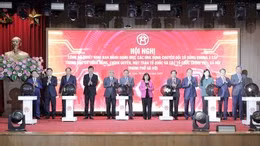 Lãnh đạo TP Hà Nội cùng các đại biểu khai trương ứng dụng chuyển đổi số dùng chung toàn Thành phố. Ảnh: QP