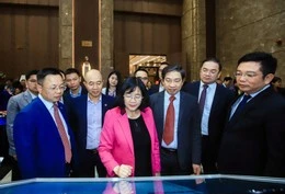 Bí thư Thành ủy Hà Nội Bùi Thị Minh Hoài trải nghiệm ứng dụng chuyển đổi số dùng chung toàn Thành phố. Ảnh: QP