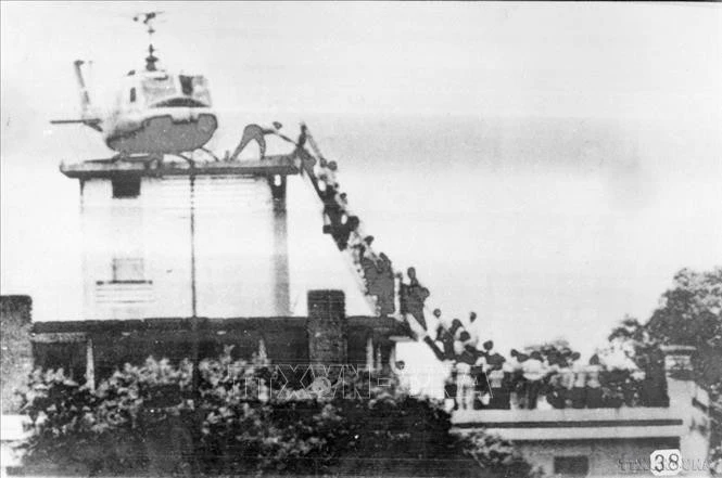 Cuộc tháo chạy của nhân viên quân sự Mỹ bằng trực thăng trước sự tấn công của quân giải phóng. Ảnh: TTXVN