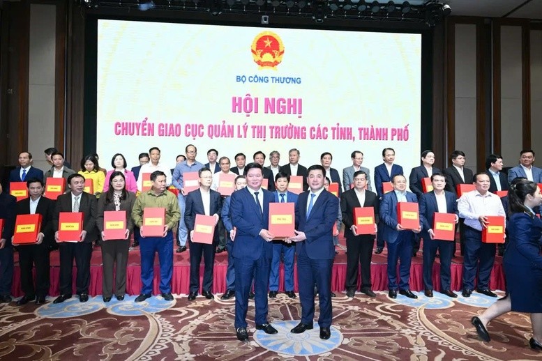 Bộ trưởng Nguyễn Hồng Diên trao biên bản bàn giao Cục Quản lý thị trường từ Bộ Công Thương về UBND các tỉnh, thành phố - Ảnh: VGP Bộ trưởng Nguyễn Hồng Diên trao biên bản bàn giao Cục Quản lý thị trường từ Bộ Công Thương về UBND các tỉnh, thành phố - Ảnh: VGP