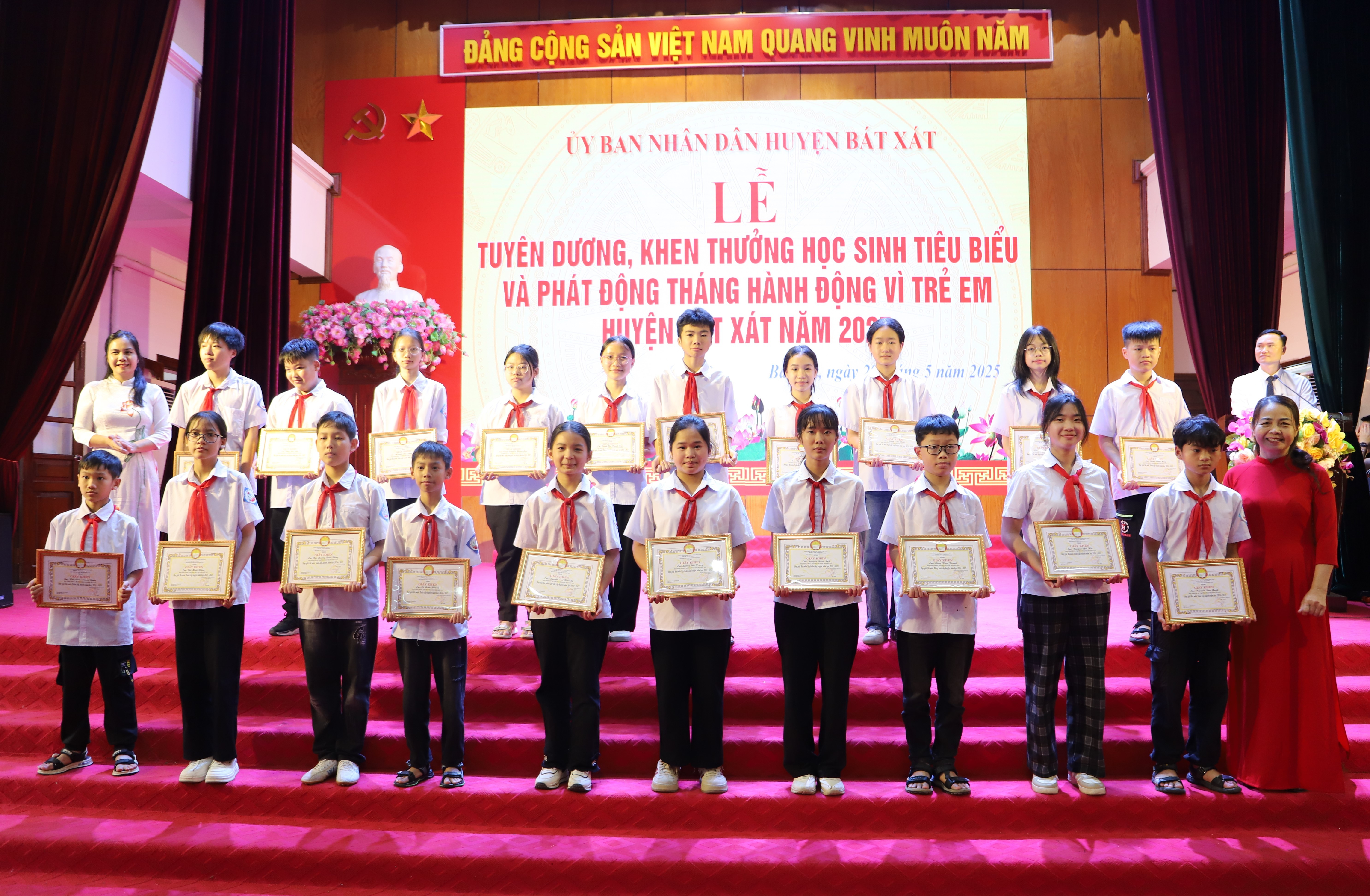 Khen thưởng các học sinh đạt thành tích xuất sắc trong năm học 2024 - 2025. 06.jpg