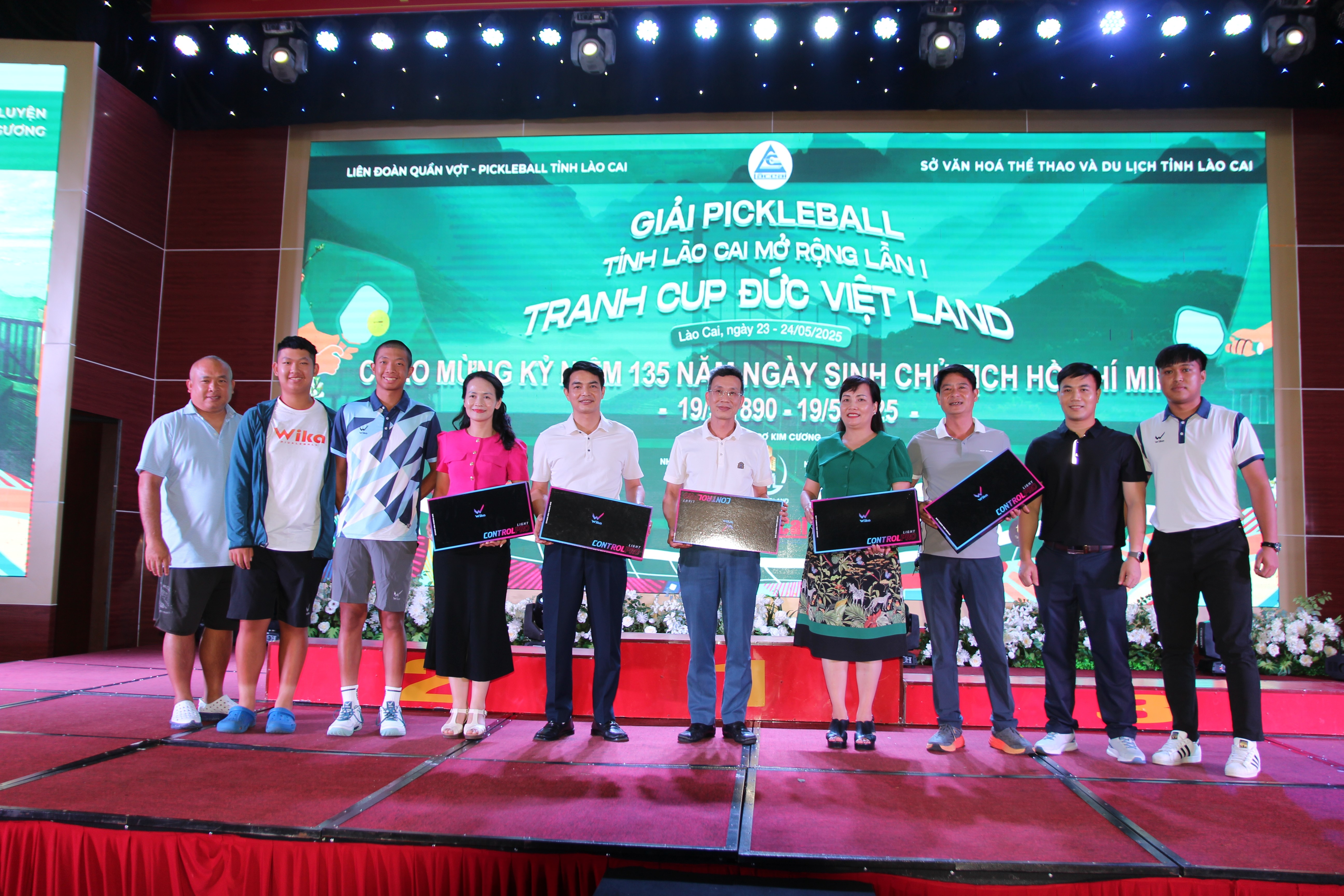 Gia đình vận động viên Quang Dương tặng quà cho Ban tổ chức. 1.jpg