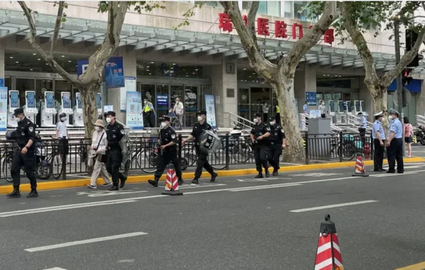 Cảnh sát Trung Quốc được điều động tăng cường giám sát các địa điểm công cộng thời gian gần đây. Ảnh: Reuters