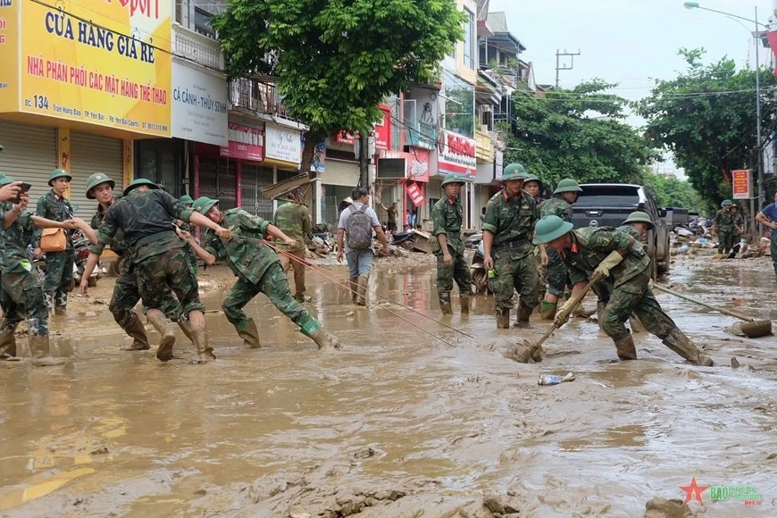 Cán bộ, chiến sĩ Trung đoàn 174, Sư đoàn 316 (Quân khu 2) nỗ lực hỗ trợ người dân TP Yên Bái, tỉnh Yên Bái khắc phục hậu quả mưa lũ, tháng 8-2024.