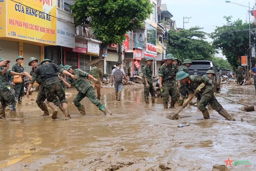Cán bộ, chiến sĩ Trung đoàn 174, Sư đoàn 316 (Quân khu 2) nỗ lực hỗ trợ người dân TP Yên Bái, tỉnh Yên Bái khắc phục hậu quả mưa lũ, tháng 8-2024.