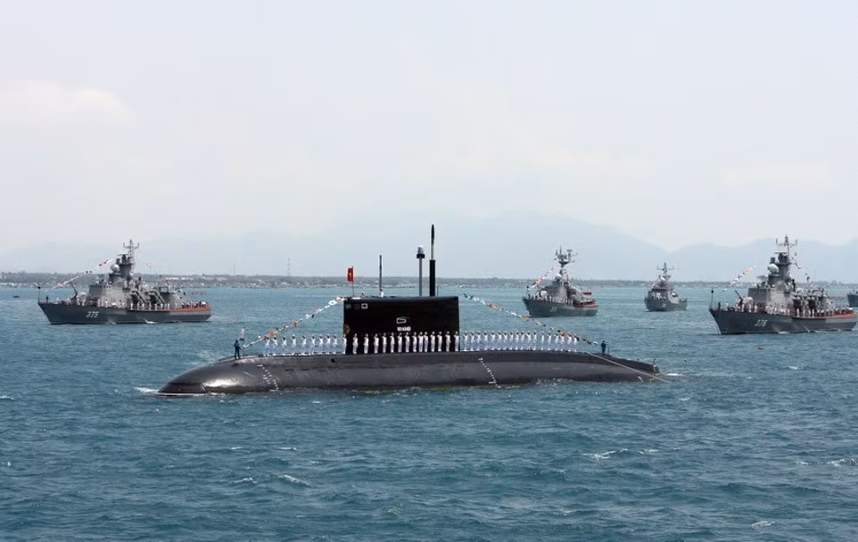 Hải quân Việt Nam có đủ 5 thành phần lực lượng chiến đấu: Tàu mặt nước; Tàu ngầm; Không quân Hải quân; Pháo binh - Tên lửa bờ; Hải quân đánh bộ - Đặc công Hải quân và các lực lượng phục vụ bảo đảm hậu cần, kỹ thuật, nghiên cứu khoa học kỹ thuật quân sự Hải quân.