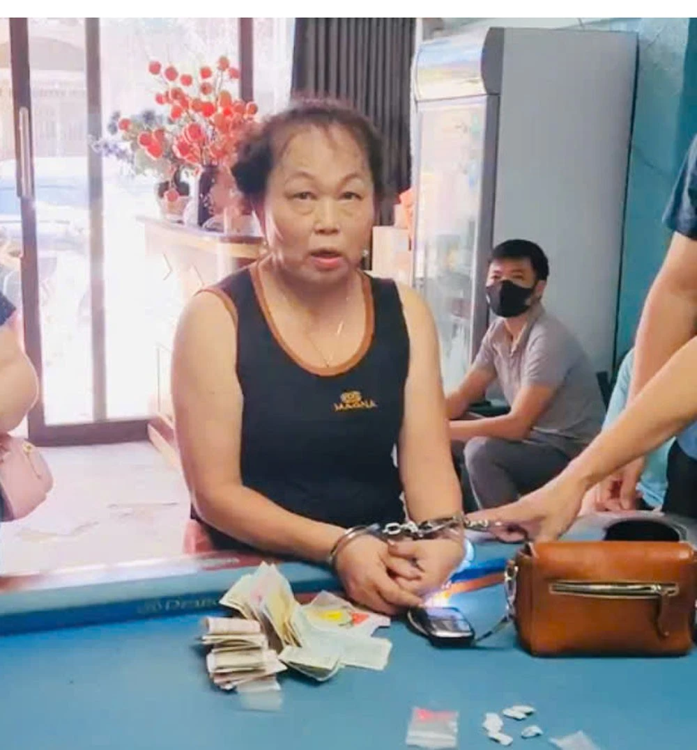 Ảnh 2. Bắt giữ đối tượng Vũ Thị Lệ Hằng, sinh năm 1962.jpg