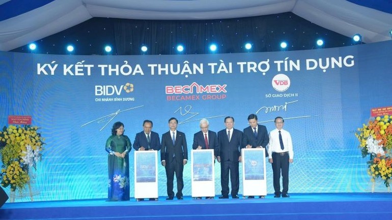 Lãnh đạo tỉnh Bình Dương chứng kiến ký kết thoả thuận tài trợ tín dụng cho dự án. Lãnh đạo tỉnh Bình Dương chứng kiến ký kết thoả thuận tài trợ tín dụng cho dự án.