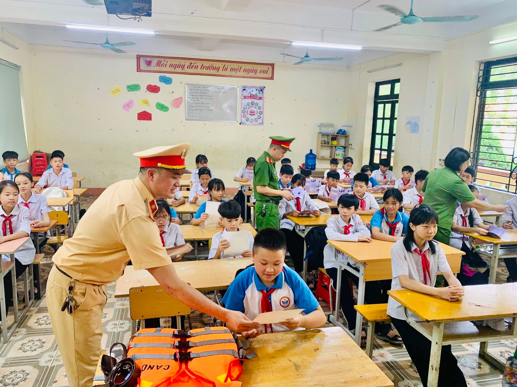 anh-1-luc-luong-cong-an-phat-to-roi-tuyen-truyen-luat-atgt-duong-bo-phong-chong-ma-tuy-va-ky-nang-pc-duoi-nuoc-3.jpg