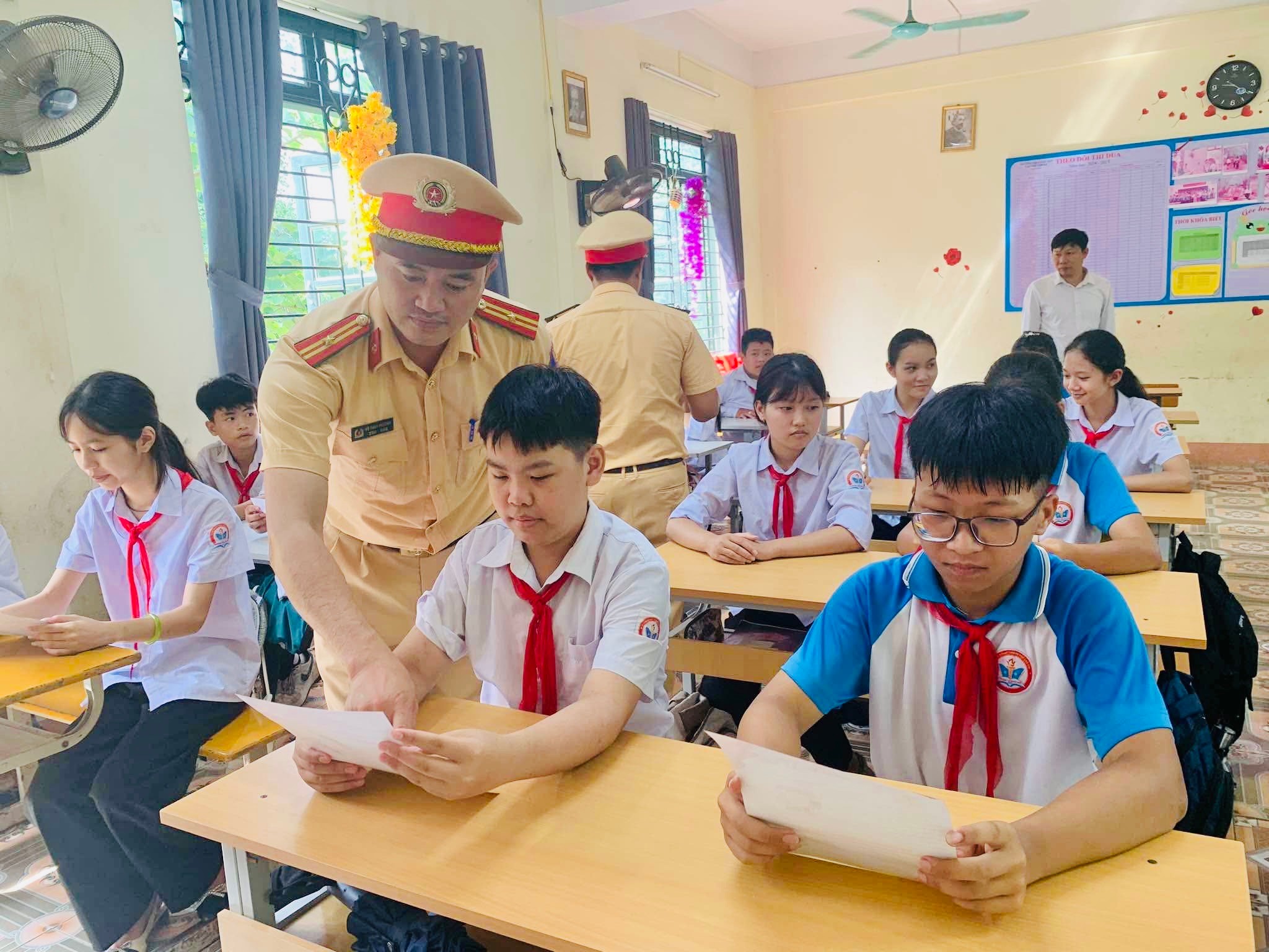 Lực lượng công an phát tờ rơi tuyên truyền Luật Trật tự, an toàn giao thông đường bộ, phòng chống ma túy và kỹ năng phòng chống đuối nước. anh-1-luc-luong-cong-an-phat-to-roi-tuyen-truyen-luat-atgt-duong-bo-phong-chong-ma-tuy-va-ky-nang-pc-duoi-nuoc-2.jpg