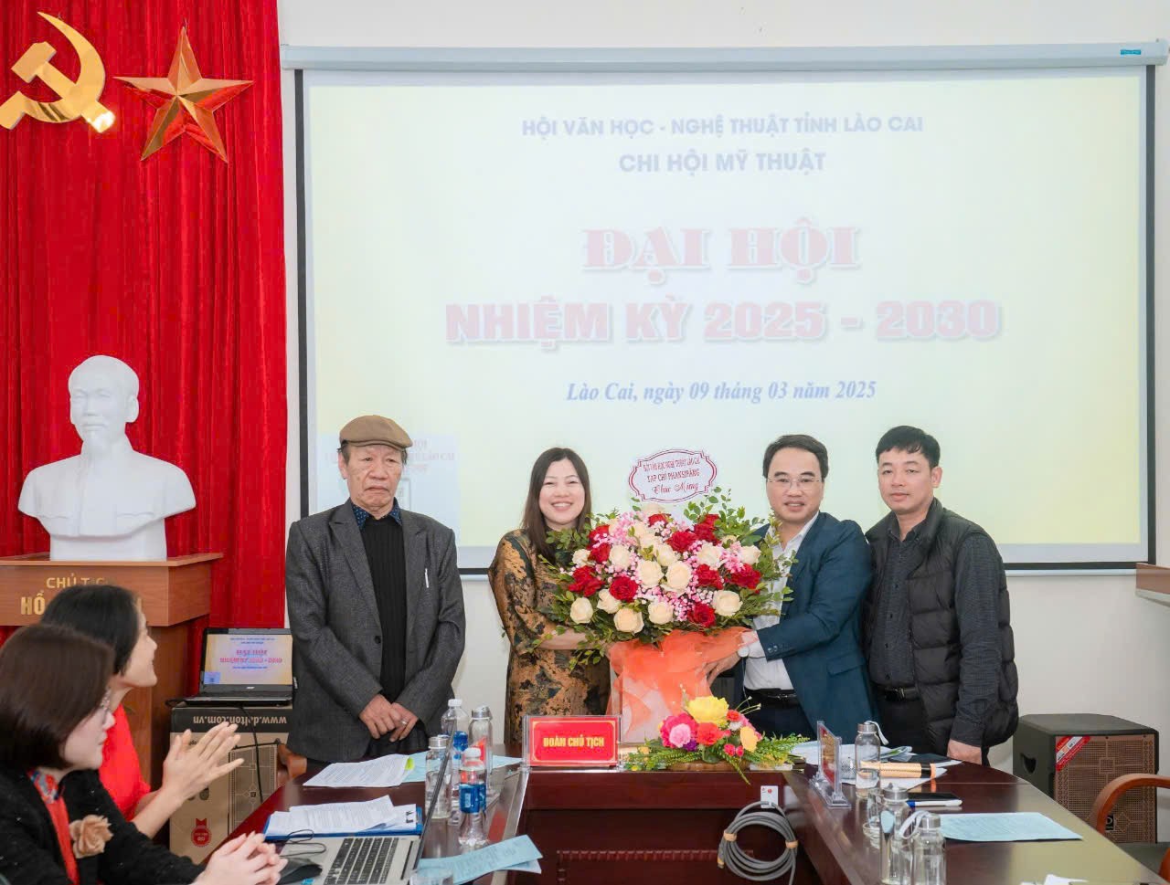Ông Nguyễn Thành Long, Phó Chủ tịch Hội Văn học - Nghệ thuật tỉnh Lào Cai tặng hoa chúc mừng đại hội. 55.jpg