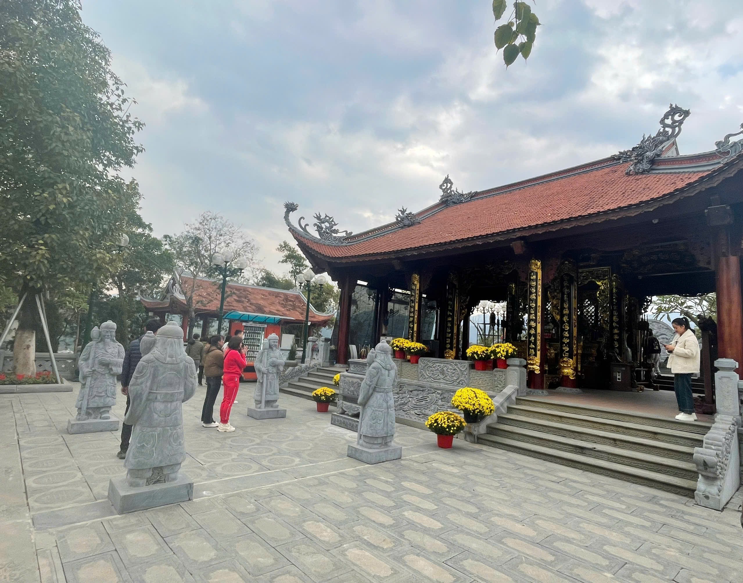 Du khách dâng hương khu lăng mộ ông Hoàng Bảy. du-khach-dang-huong-khu-lang-mo-ong-nguyen-hoang-bay.jpg