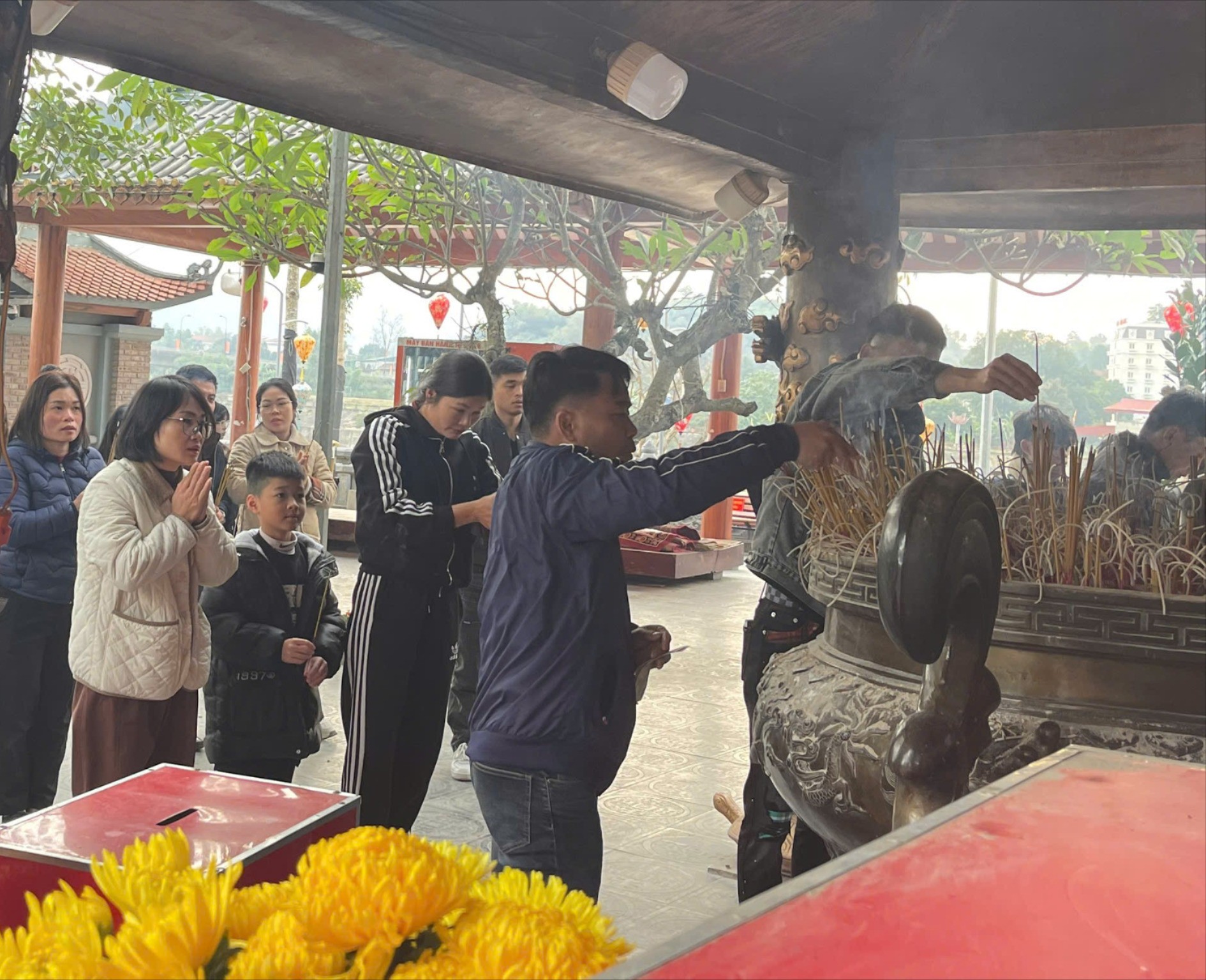 Du khách dâng hương cầu những điều tốt đẹp. du-khach-dang-huong-cau-nhung-dieu-tot-dep-copy-2668.jpg