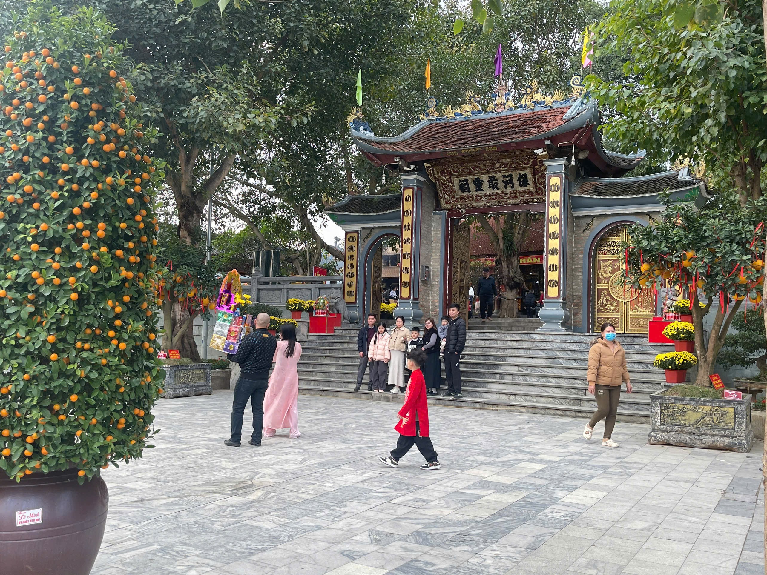 Du khách chụp ảnh lưu niệm tại cổng đền. du-khach-chup-anh-luu-niem-tai-cong-den.jpg