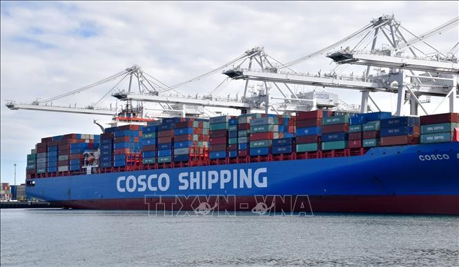 Tàu chở hàng hóa Trung Quốc neo tại cảng Long Beach ở Los Angeles, Mỹ. Tàu chở hàng hóa Trung Quốc neo tại cảng Long Beach ở Los Angeles, Mỹ.