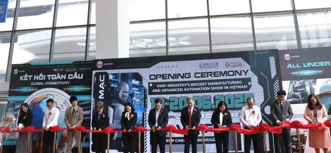 Lãnh đạo thực hiện nghi lễ cắt băng khai mạc Triển lãm VIMF 2025. (Ảnh: Khánh Ly/Vietnam+)