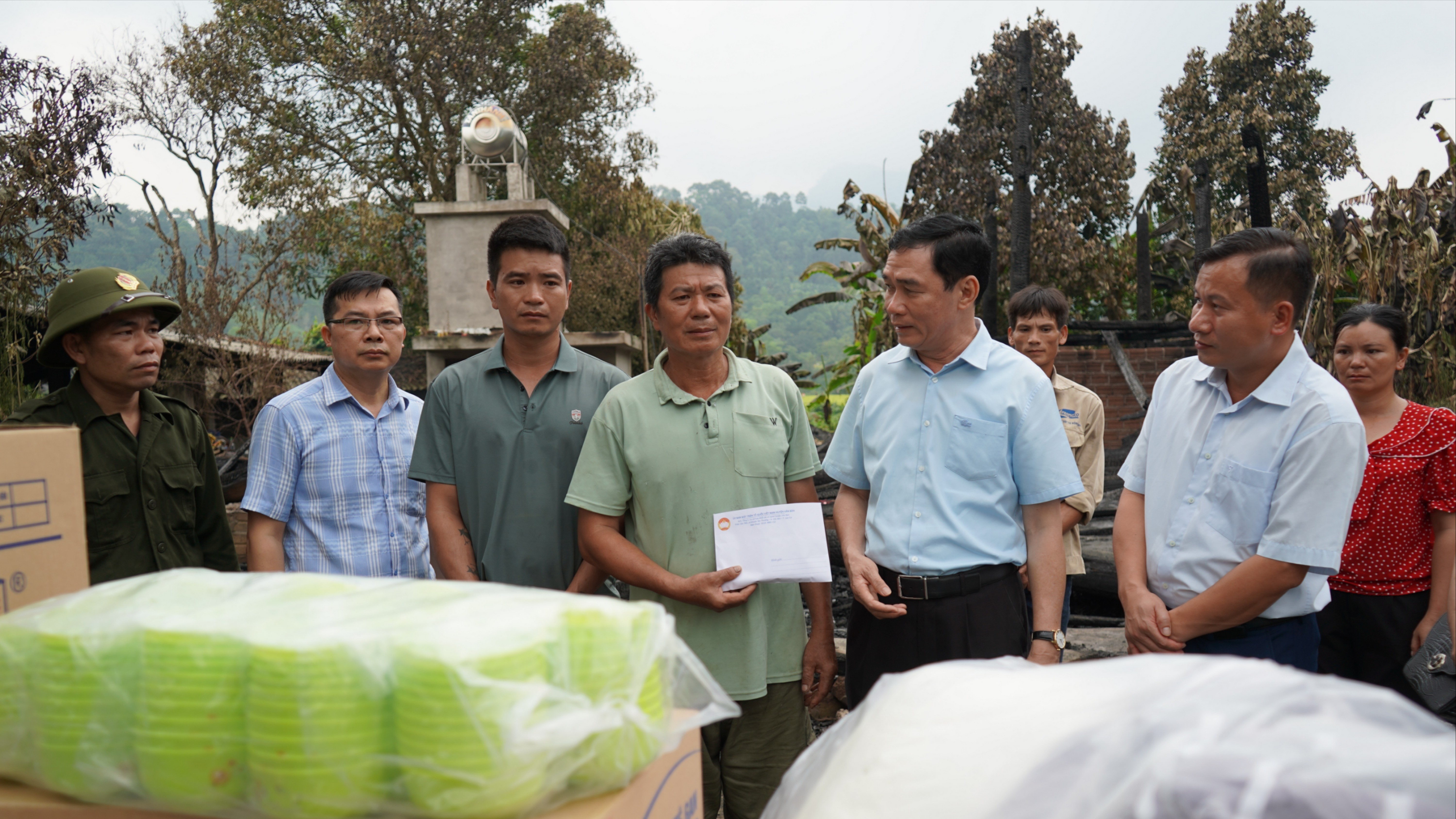 Lãnh đạo huyện Văn Bàn trao tiền cứu trợ cho gia đình ông Vi Văn Tưởng. lanh-dao-huyen-van-ban-trao-tien-cuu-tro-ubmtq-tinh-cho-ong-vi-van-tuong-2032.jpg