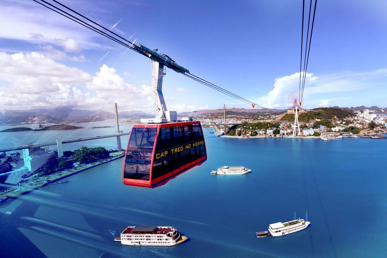 Trải nghiệm cáp treo Nữ Hoàng là cách tuyệt vời để ngắm toàn cảnh vịnh Hạ Long từ trên cao.