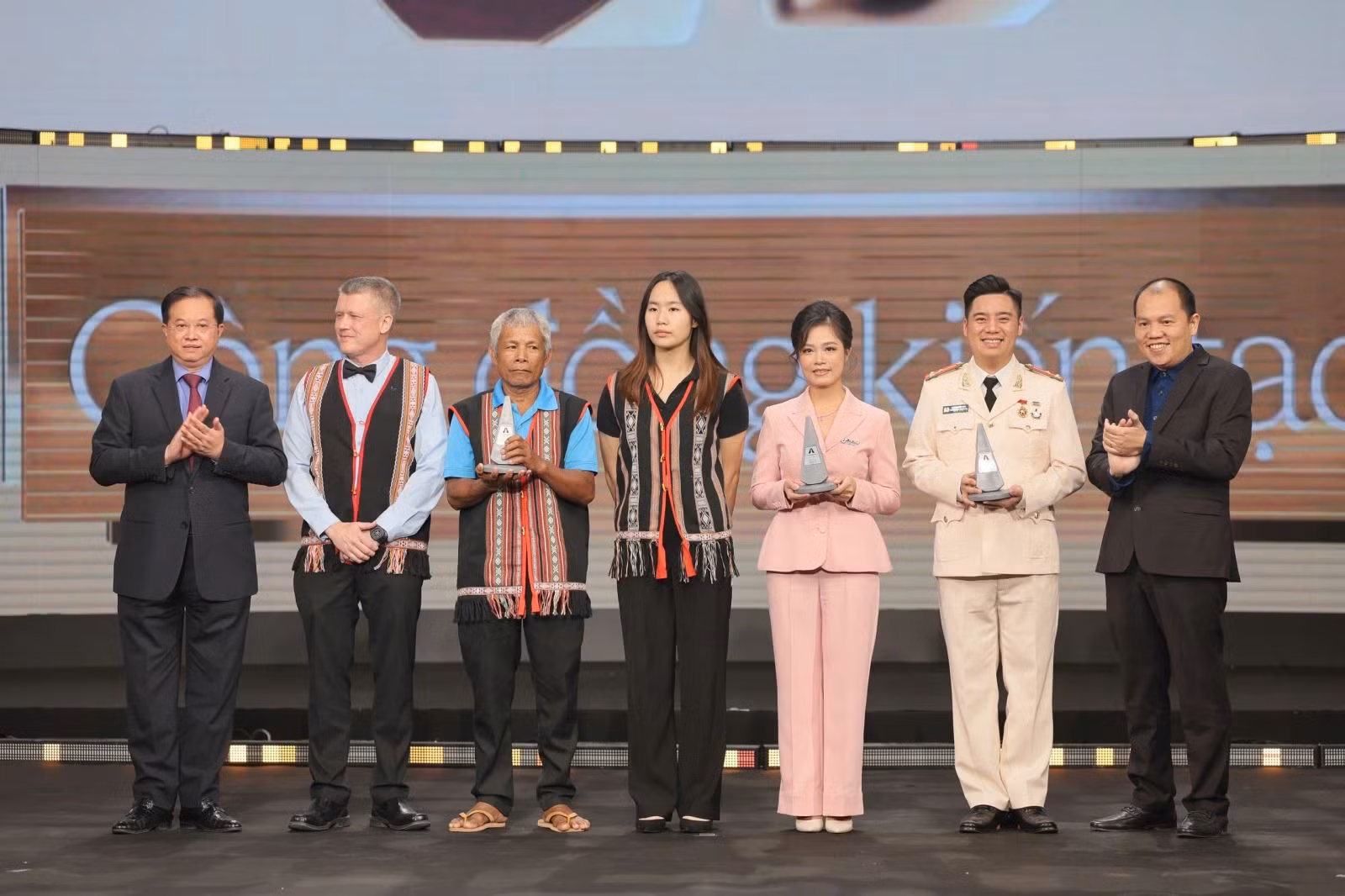 Đồng chí Tạ Quang Đông, Thứ trưởng Bộ Văn hóa, Thể thao và Du lịch và ông Vương Vũ Thắng, Chủ tịch HĐQT Công ty Cổ phần VCCorp trao 3 giải thưởng hạng mục Dự án triển vọng.