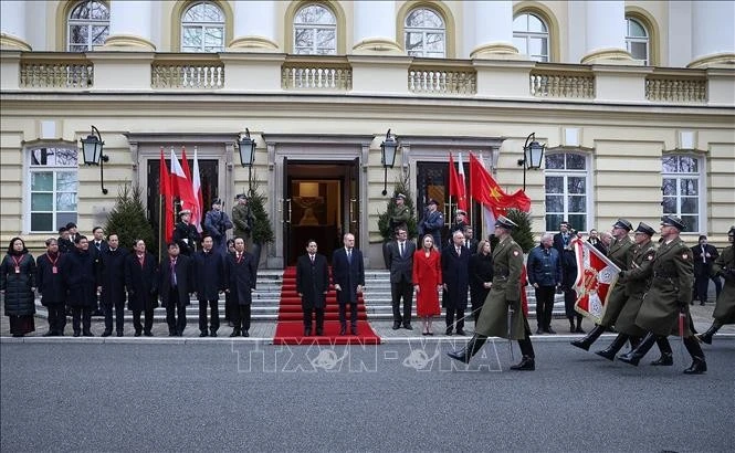 Thủ tướng Phạm Minh Chính và Thủ tướng Cộng hòa Ba Lan Donald Tusk tại lễ đón. Ảnh: Dương Giang/TTXVN