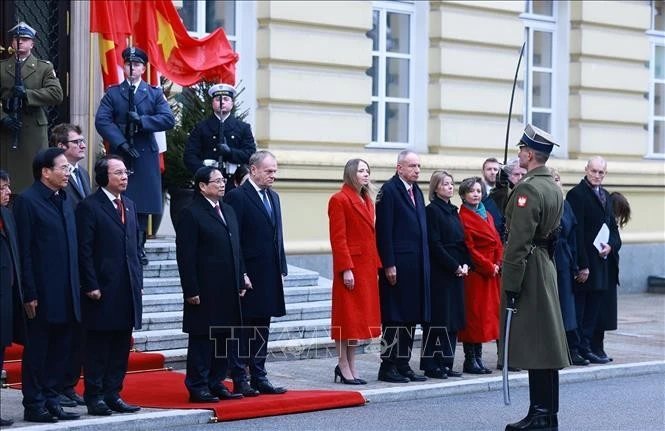 Thủ tướng Cộng hòa Ba Lan Donald Tusk và Thủ tướng Phạm Minh Chính tại lễ đón chính thức ở Vácsava. Ảnh: Dương Giang/TTXVN