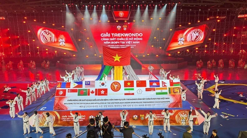 Chương trình nghệ thuật có chủ đề "Vòng tay bè bạn" đã tạo ấn tượng mạnh mẽ cho khán giả Quảng Ninh.