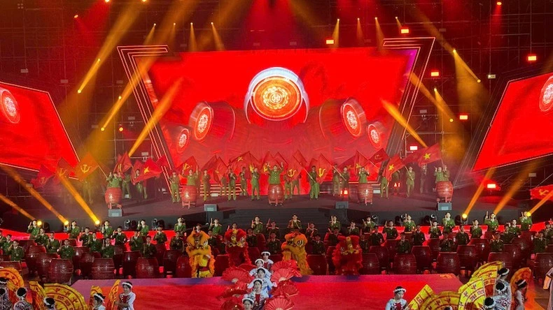 Màn "Trống hội tỏa sáng" của Đoàn nghệ thuật trống hội Học viện Cảnh sát nhân dân với 500 người tham gia.