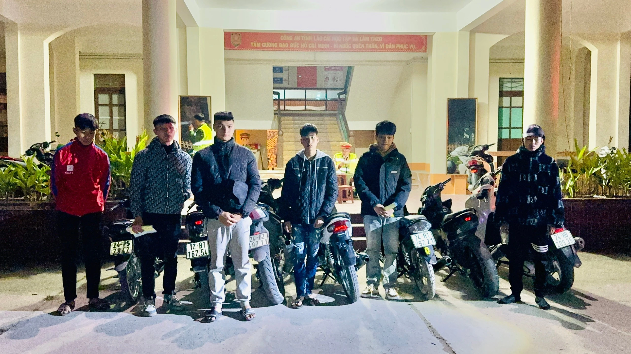 anh-1-cac-thanh-nien-cung-phuong-tien-do-po-tai-co-quan-cong-an.jpg