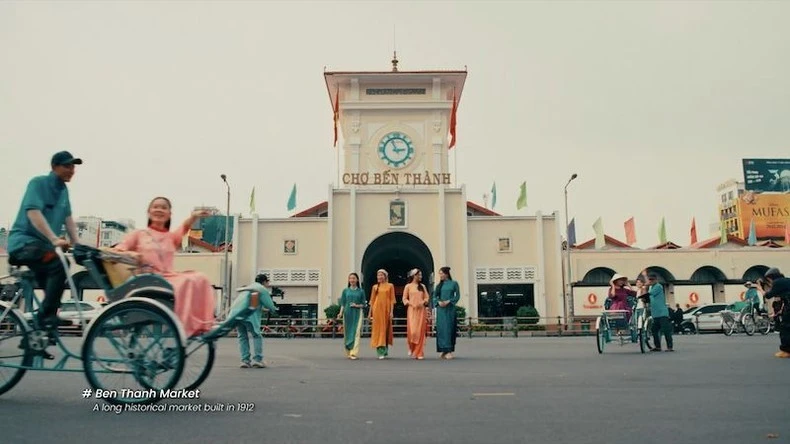 Chuyến du hành bằng điện ảnh dẫn dắt người xem bước qua các chiều không gian và thời gian khác nhau, qua những biểu tượng văn hóa, lịch sử và kiến trúc đặc sắc của Thành phố Hồ Chí Minh.