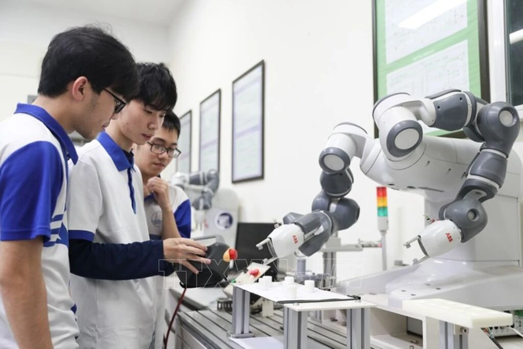 Sinh viên Trường Đại học Công nghệ (Đại học Quốc gia Hà Nội) thực hành tại phòng thí nghiệm Ảnh minh họa: TTXVN phát