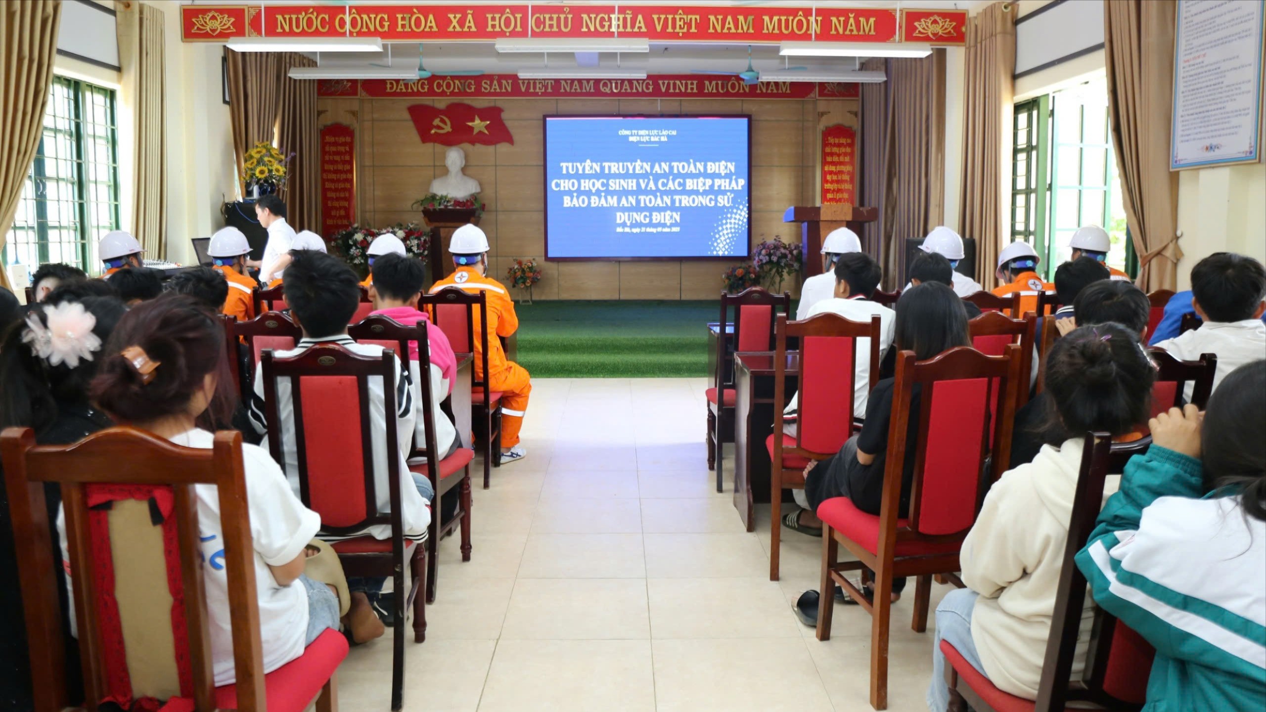 Quang cảnh buổi tuyên truyền. z6625623139910-5b7d1c73cb3e58bb86c2f423808f1cc8-8835.jpg