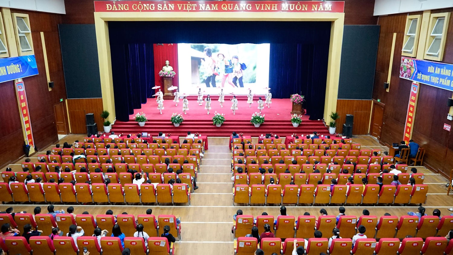 Quang cảnh buổi lễ. qc.jpg