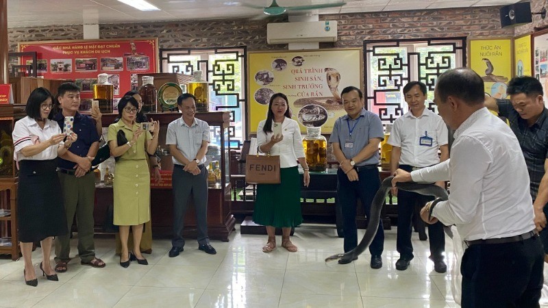 Giới thiệu về đặc sản rắn tại khu nhà trưng bày về làng nghề truyền thống ở Lệ Mật. 1734601514359-5289.jpg