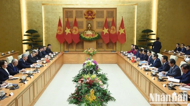 Thủ tướng Phạm Minh Chính và Thủ tướng Kyrgyzstan Adylbek Kasymaliev hội đàm. 9Ảnh: TRẦN HẢI)