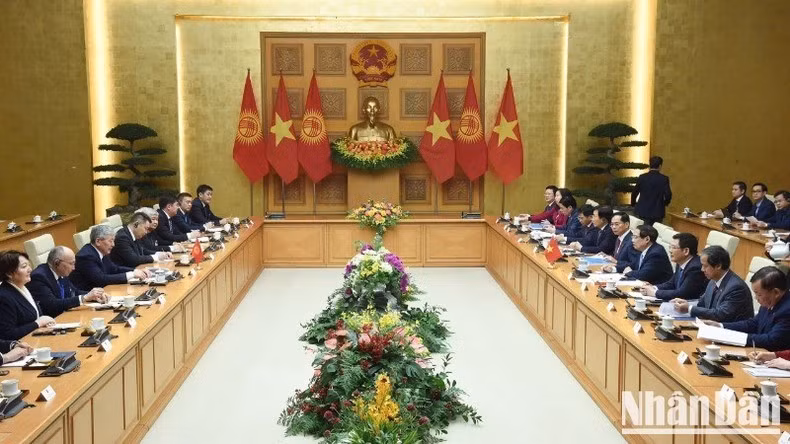 Thủ tướng Phạm Minh Chính và Thủ tướng Kyrgyzstan Adylbek Kasymaliev hội đàm. 9Ảnh: TRẦN HẢI)