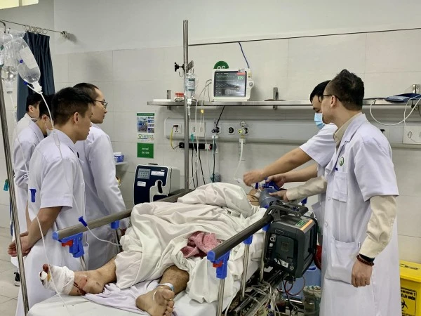 Các bác sĩ cấp cứu bệnh nhân TNGT.