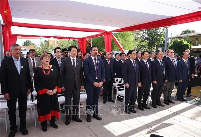 Chủ tịch nước Lương Cường và các đại biểu dự lễ dâng hoa tại Tượng đài Chủ tịch Hồ Chí Minh ở Santiago de Chile. Ảnh: Lâm Khánh/TTXVN