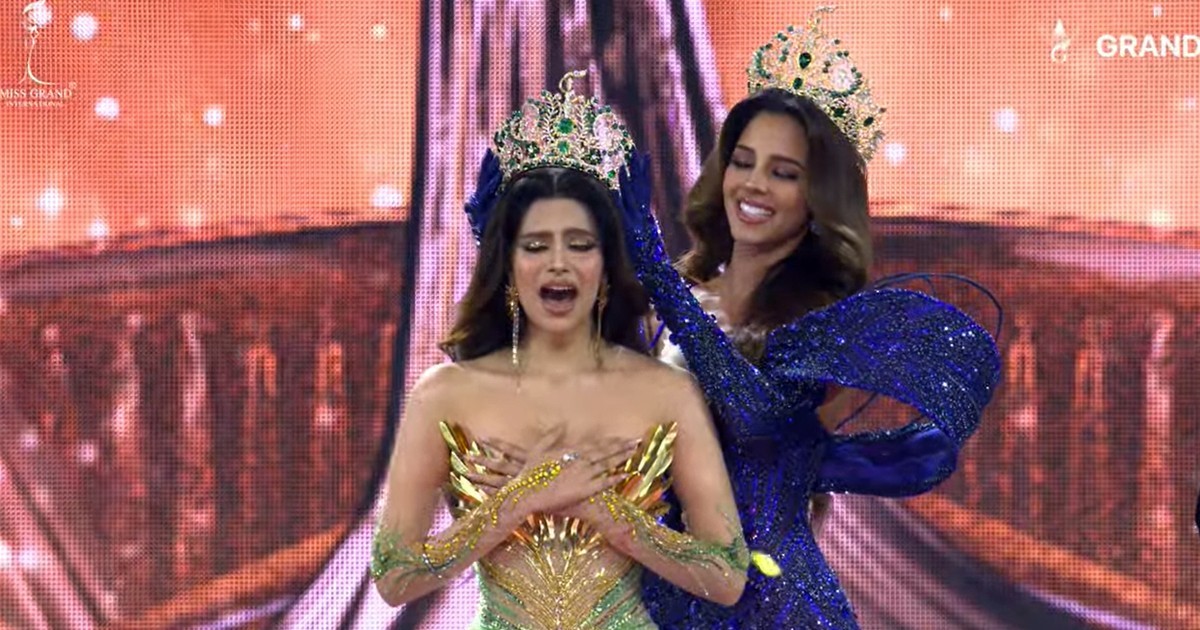 Hoa hậu Luciana Fuster (Peru) trao vương miện cho Tân hoa hậu Rachel Gupta. missgrand-9921-148.jpg