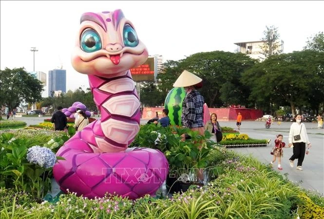 Nhiều tượng rắn được tạo hình trông ngộ nghĩnh, đáng yêu.