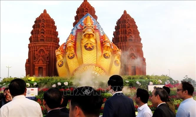 Người dân và du khách tham quan, chụp ảnh lưu niệm tại Cụm Linh vật Ất Tỵ 2025.