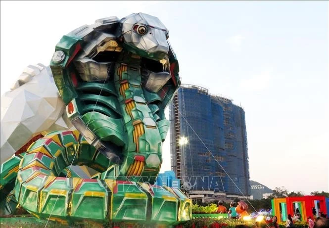 Cụm linh vật Ất Tỵ 2025 tại quảng trường Nguyễn Tất Thành thu hút sự quan tâm của người dân.