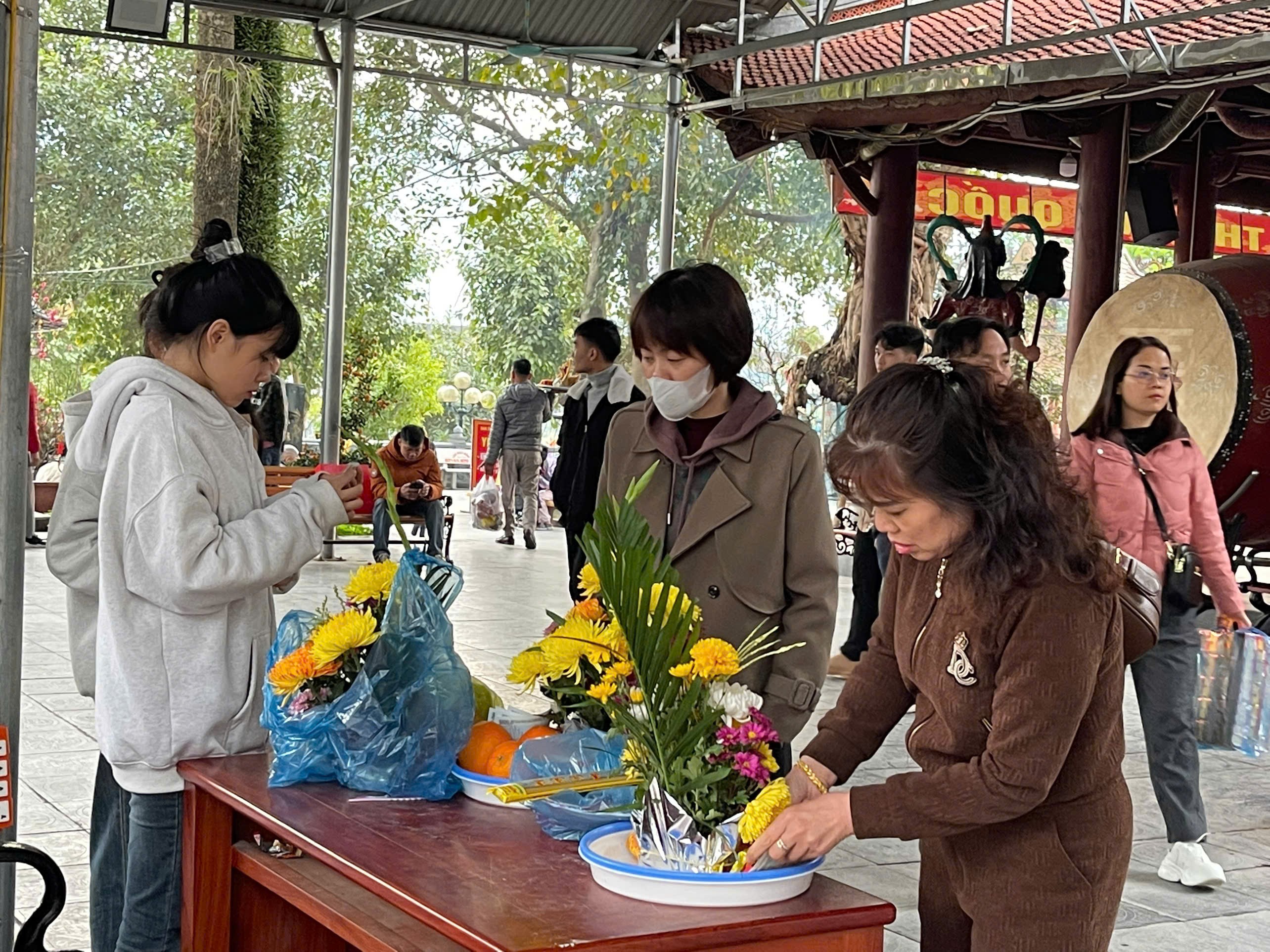 Chị Nguyễn Thị Hương Lan và gia đình sắp lễ để dâng cúng đầu năm. chi-nguyen-thi-huong-lan-va-gia-dinh-sap-le-de-dang-le-dau-nam-copy.jpg