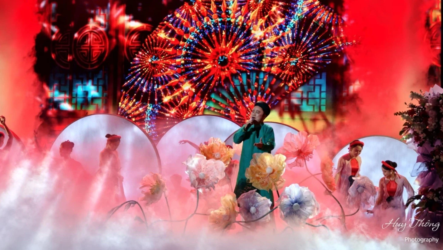 Tiết mục Quan họ cổ "Chả" do GS.TS -Kỷ lục gia thế giới - Nghệ sĩ Chu Bảo Quế và nhóm múa biểu diễn.