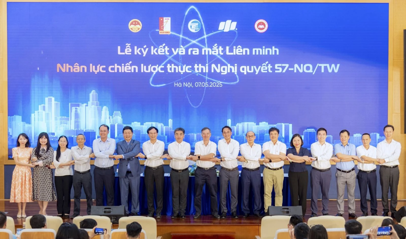 Lễ ký kết liên minh nhân lực Chiến lược thực thi Nghị quyết 57-NQ/TW. Ảnh: VA